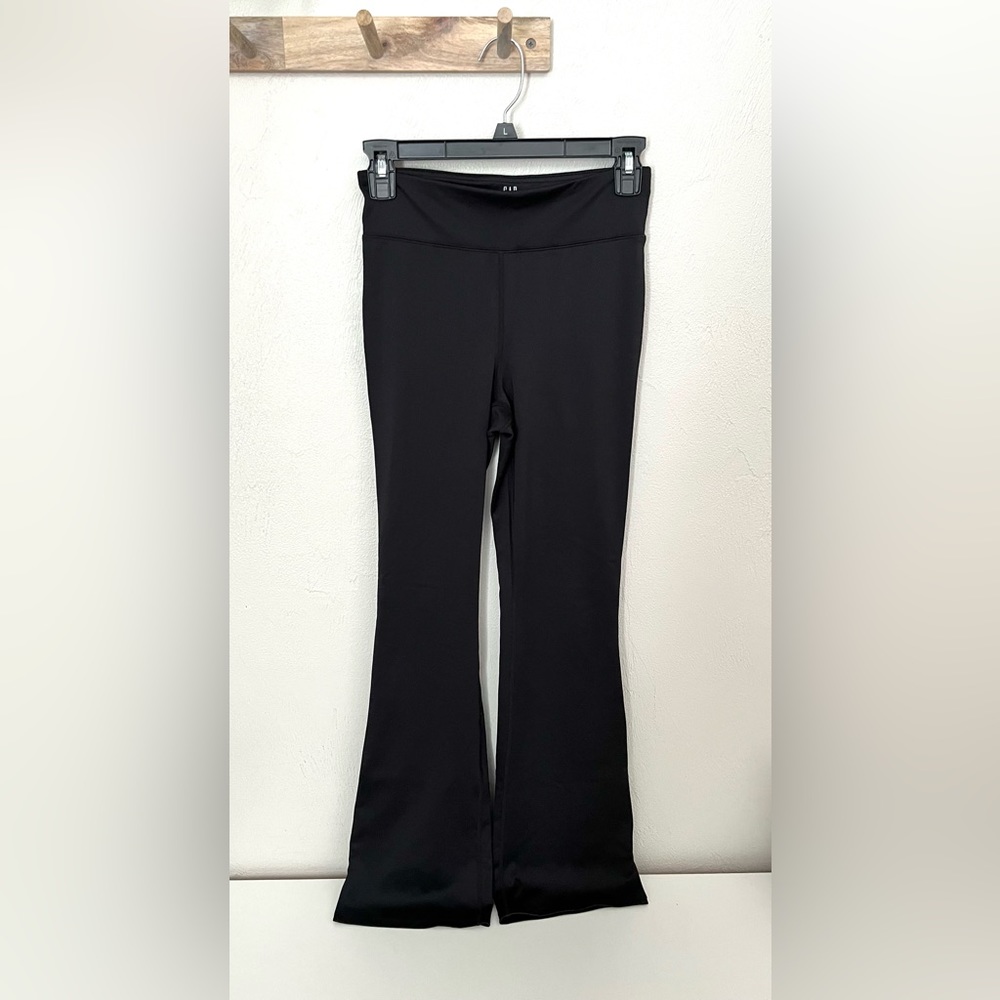 GAP teen athletic yoga pants with flare. Black size 14/16.
